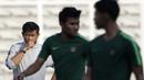 Pelatih Timnas Indonesia U-22, Indra Sjafri, mengamati anak asuhnya saat latihan di Stadion Madya, Senayan, Jakarta, Senin (4/3). Latihan tersebut untuk persiapan kualifikasi Piala AFC U-23. (Bola.com/M Iqbal Ichsan)