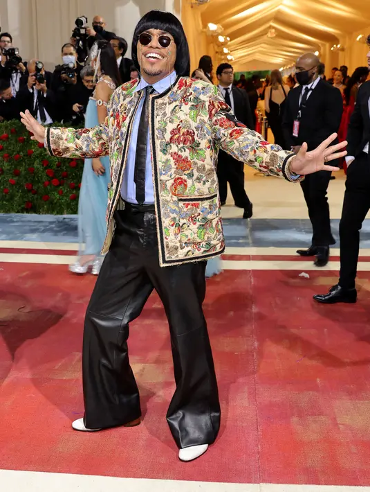 <p>Rapper Anderson Paak atau Anderson .Paak menghadiri acara Met Gala 2022 di The Metropolitan Museum of Art di New York City pada 2 Mei 2022. Berpose di red carpet Met Gala 2022, Anderson tampak menunjukkan gaya penampilannya sambil menari hingga menjadi pusat perhatian media. (Mike Coppola/Getty Images/AFP)</p>