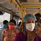 Petugas kesehatan bersiap menyuntik pekerja dengan vaksin Covid-19 Covishield di dalam bus penumpang yang diubah menjadi pusat vaksinasi keliling di Kolkata, Kamis (3/6/2021). India telah menderita pandemi yang menghancurkan sejak April, dan baru-baru ini mulai mereda. (Dibyangshu SARKAR/AFP)