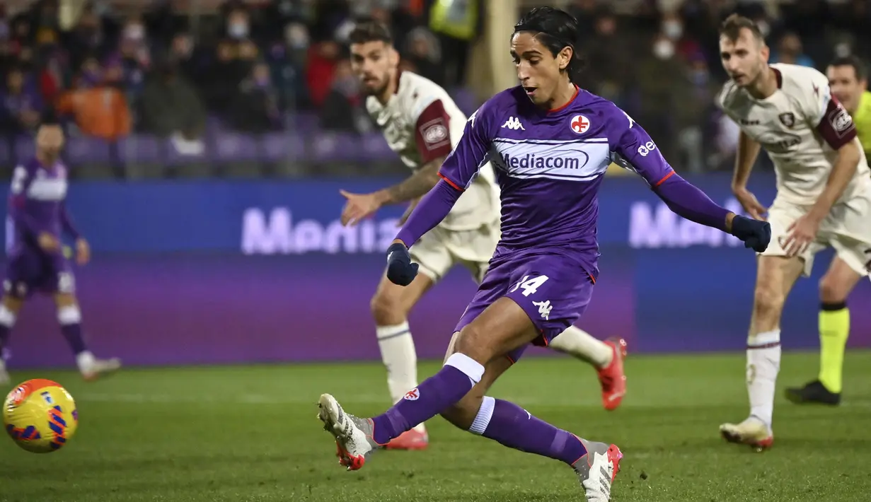 Pesta gol Fiorentina ditutup pada masa injury time babak kedua melalui Youssef Maleh yang berhasil memanfaatkan bola rebound hasil tendangan Dusan Vlahovic yang diblok kiper Salernitana, Vid Belec. Fiorentina pun menang 4-0. (LaPresse via AP/Massimo Paolone)