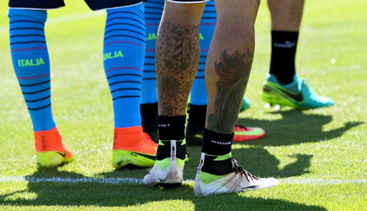 Tato pemain Italia, Simone Zaza dengan corak mawar di kaki kanan saat melakukan sesi latihan jelang Euro Cup 2016 di Montpellier, (9/6/2016). (AFP/Vincenzo Pinto)