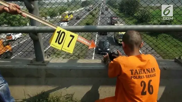 Polisi melakukan rekonstruksi pelemparan batu di jembatan tol. Polisi menghadirkan 5 orang tersangka yang terlibat dalam aksi pelemparan.