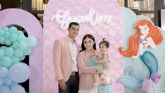 Tampil kompak dengan busana bernuansa pink, momen ulang tahun Baby Guzel yang pertama ini dirayakan di sebuah hotel dengan konsep Little Mermaid. Dalam media sosial Instagram keduanya, Ali Syakieb dan Margin Wieheerm pun tampil penuh perasaan bahagia saat ulang tahun anaknya tersebut dihadiri oleh sejumlah sahabat dan keluarga. (Liputan6.com/IG/@alisyakieb)