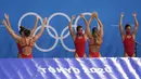 Anggota tim polo air putri Spanyol melakukan peregangan sebelum sesi latihan di Olimpiade Musim Panas 2020 di Tokyo, Jepang, Jumat (23/7/2021). Para atlet melakukan pelemasan otot sebelum berlaga agar dapat tampil maksimal saat bertanding. (AP Photo/Mark Humphrey)