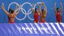 Anggota tim polo air putri Spanyol melakukan peregangan sebelum sesi latihan di Olimpiade Musim Panas 2020 di Tokyo, Jepang, Jumat (23/7/2021). Para atlet melakukan pelemasan otot sebelum berlaga agar dapat tampil maksimal saat bertanding. (AP Photo/Mark Humphrey)