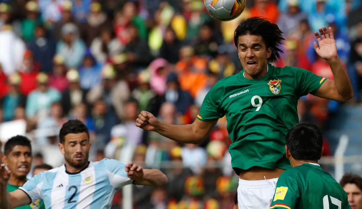 Pemain Bolivia, Marcelo Martins menyundul bola selama laga Kualifikasi Piala Dunia 2018 zona Amerika Selatan di Stadion Hernando Siles, La Paz, Bolivia, Rabu (29/3). Tanpa diperkuat Lionel Messi, Argentina kalah 0-2 dari Bolivia. (AP Photo/Juan Karita)