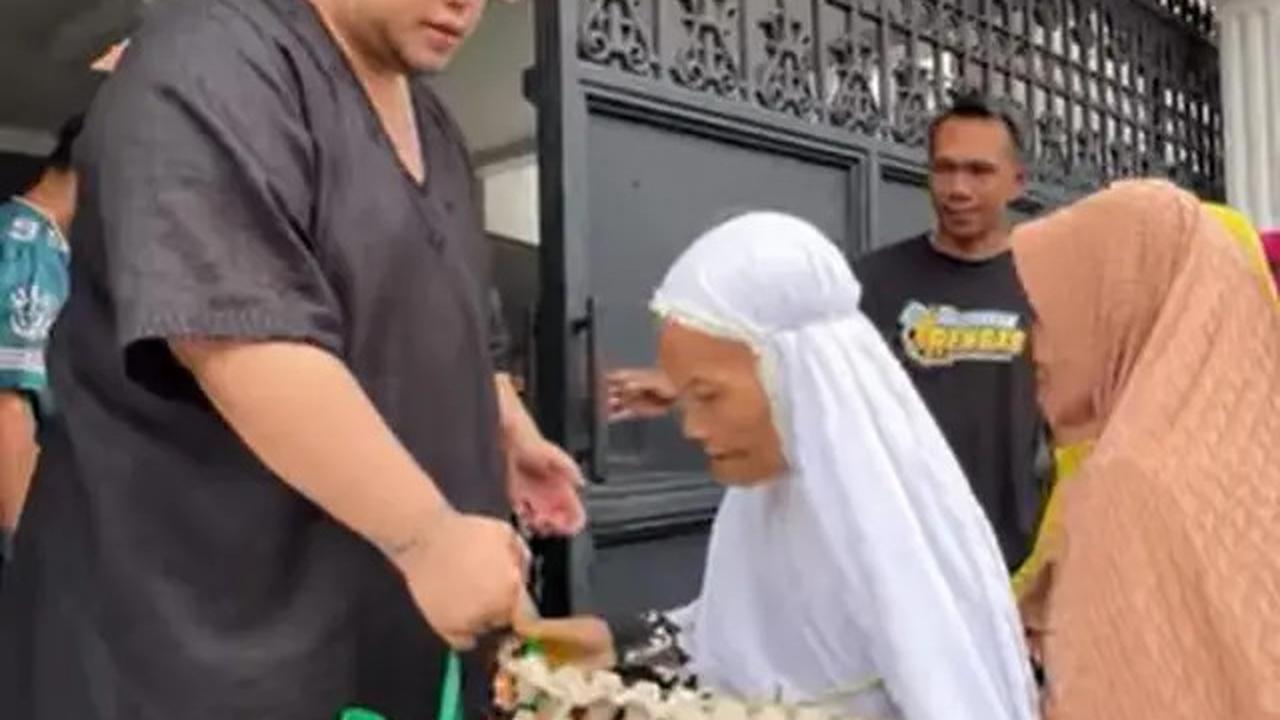 6 Potret Ivan Gunawan Bagi Sembako ke Tetangga, Indahnya Sedekah di Bulan Ramadan