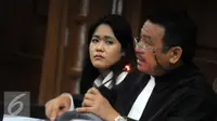 Terdakwa Jessica Wongso mendengarkan kuasa hukumnya memberikan ketarangan kepada hakim saat sidang lanjutan di Pengadilan Negeri Jakarta Pusat, Kamis (25/8). (Liputan6.com/Helmi Afandi)