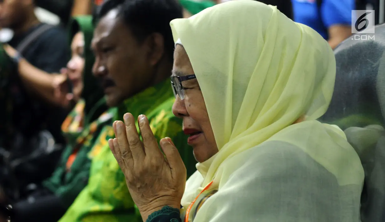 Salah satu pengurus Partai Bulan Bintang terharu saat mendengar putusan sidang adjudikasi yang dibacakan anggota majelis Bawaslu di Jakarta, Minggu (4/3). Bawaslu mengabulkan permohonan gugatan PBB terhadap KPU. (Liputan6.com/Helmi Fithriansyah)