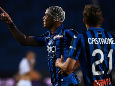 Penyerang Atalanta, Luis Muriel, merayakan gol yang dicetaknya ke gawang Bologna pada laga lanjutan Serie A pekan ke-35 di Gewiss Stadium, Rabu (22/7/2020) dini hari WIB. Atalanta menang 1-0 atas Bologna. (AFP/Marco Bertorello)