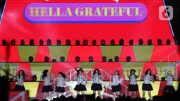 Kelompok penyanyi JKT48 saat tampil di panggung JISPHORIA yang digelar di Jakarta International Stadium (JIS), Sabtu (1/10/2022). JKT48 tampil enerjik membawakan sejumlah lagu untuk memuaskan dahaga penggemarnya. (Liputan6.com/Helmi Fithriansyah)