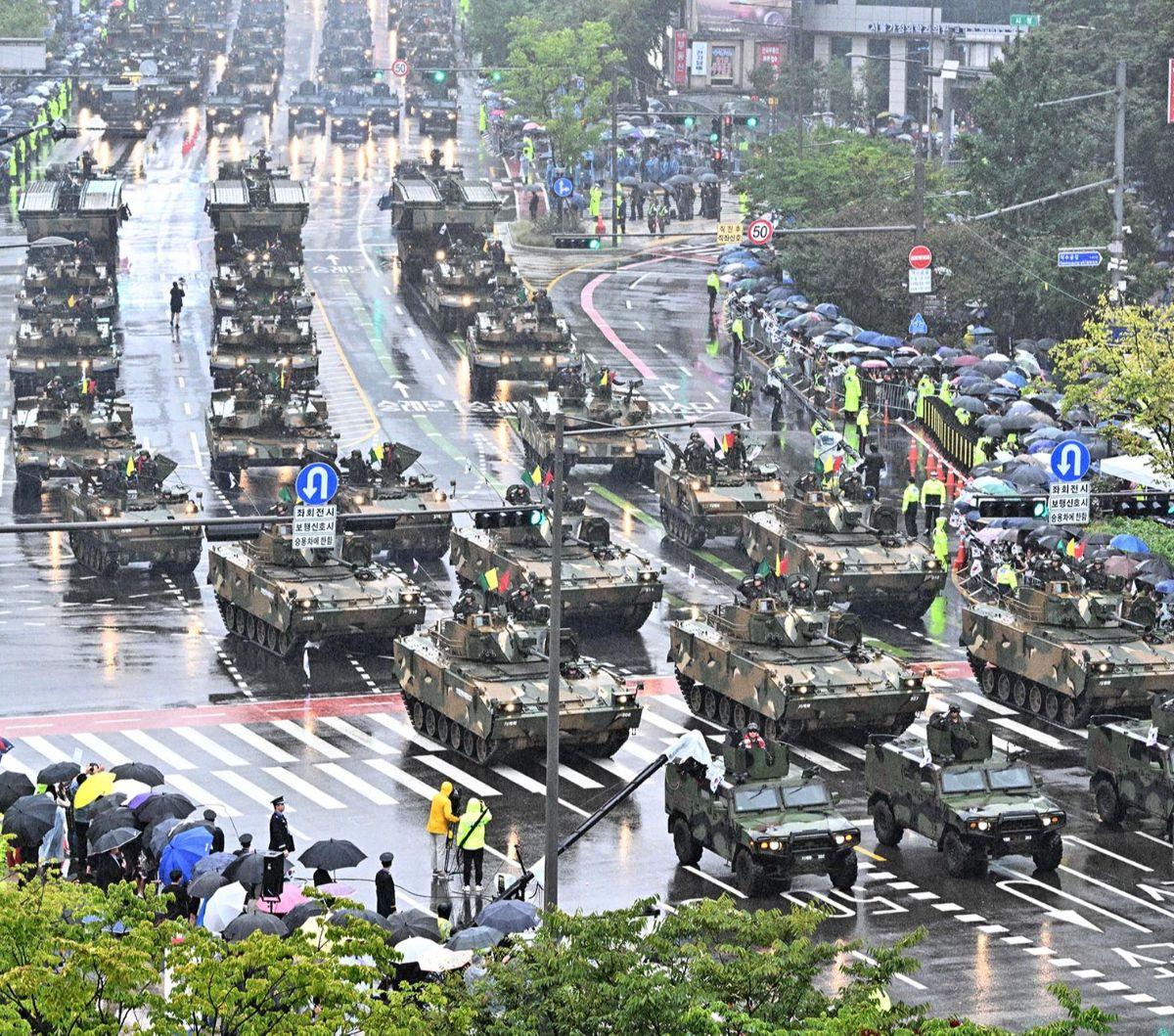 Korea Selatan menggelar parade militer skala besar untuk pertama kalinya dalam satu dekade. Momen langka ini terjadi pada peringatan&nbsp;Hari Angkatan Bersenjata Korea Selatan ke-75 di Seoul, pada Selasa (26/9/2023).