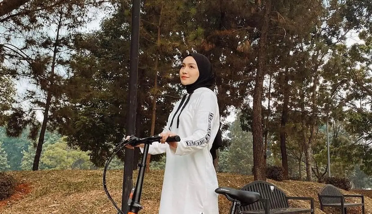 Pemeran Melody Prima tampil stylish saat bersepeda. Ia memadukan tunik hoodie dengan legging panjang. [Foto: IG/melodyprima].