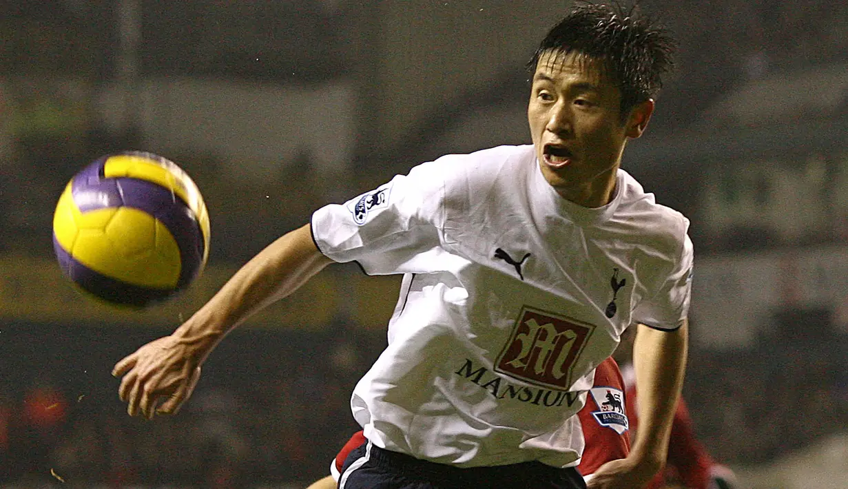 Bek kiri Korea Selatan, Lee Young-pyo yang telah pensiun pada Oktober 2013 bersama klub MLS, Vancouver Whitecaps menjadi pemain Asia kedua yang pernah menjuarai Piala Liga Inggris. Ia meraihnya bersama Tottenham Hotspur. Tiga musim berseragam Spurs mulai 2005/2006 hingga 2007/2008, Lee Young-pyo sukses mengoleksi satu trofi Piala Liga Inggris pada musim terakhirnya 2007/2008. (AFP/Chris Young)