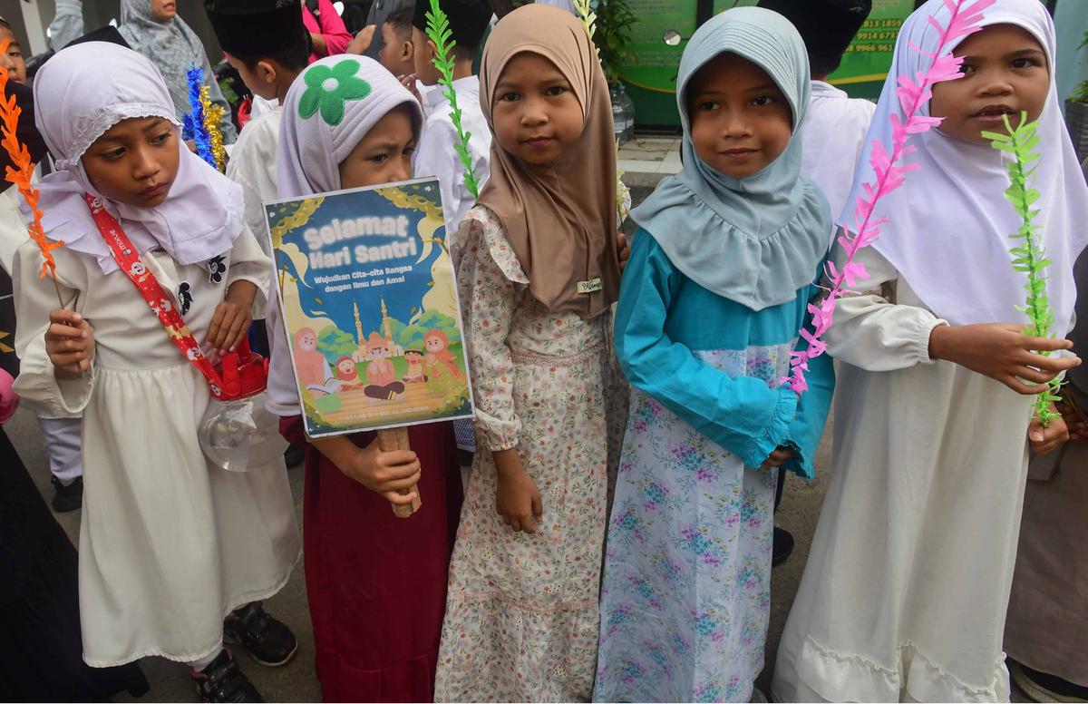 FOTO: Meriah! Siswa Merayakan Hari Santri dengan Doa dan Pawai Kebersamaan