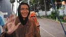 Asep dijemput penyidik KPK dari rumahnya di kawasan Ciamis Jawa Barat dan tiba di KPK pada Sabtu (23/11/13) pukul 21.15 WIB (Liputan6.com/Herman Zakharia).