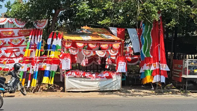 Pedagang Bendera HUT RI di Bandar Lampung Mengeluh Sepi, Penjualan Disebut Kalah Saing dengan Toko Online