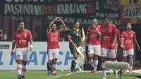 Pemain Persija Jakarta, Ramdani Lestaluhu (2kiri) merayakan gol bersama rekan setimnya ke gawang Bhayangkara FC pada lanjutan Liga 1 2017 di Stadion Patriot Bekasi, Sabtu (12/11/2017). Bhayangkara kalah dari Persija 1-2. (Bola.com/Nicklas Hanoatubun)