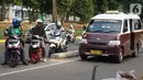 Pengendara sepeda motor memutar balik dan melawan arah di kawasan Lenteng Agung, Jakarta Selatan, Rabu (9/1/2019). Kurangnya pengawasan serta minim kesadaran tertib berlalu lintas menyebabkan sebagian pemotor nekat melawan arus. (Liputan6.com/Immanuel Antonius)