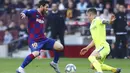 Striker Barcelona, Lionel Messi, berusaha melewati pemain Getafe, Mauro Arambarri, pada laga La Liga di Stadion Camp Nou, Sabtu (15/2/2020). Barcelona menang 2-1 atas Getafe. (AP/G.Garin)