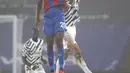 Striker Crystal Palace, Christian Benteke berebut bola udara dengan bek Manchester United, Harry Maguire pada pertandingan lanjutan Liga Inggris di stadion Selhurst Park di London, Kamis (4/3/2021). Dengan hasil ini, MU tetap berada di peringkat kedua klasemen dengan poin 51. (Adrian Dennis/Pool via