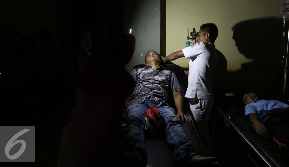 Seorang suster tengah mengecek kondisi pasien korban gempa bumi di RSUD Pidie Jaya, Aceh, Kamis (8/12). Meskipun wilayah tersebut dilanda pemadaman listrik namun pihak RSUD tetap melakukan penanganan untuk para korban bencana.(Liputan6.com/Angga Yuniar)