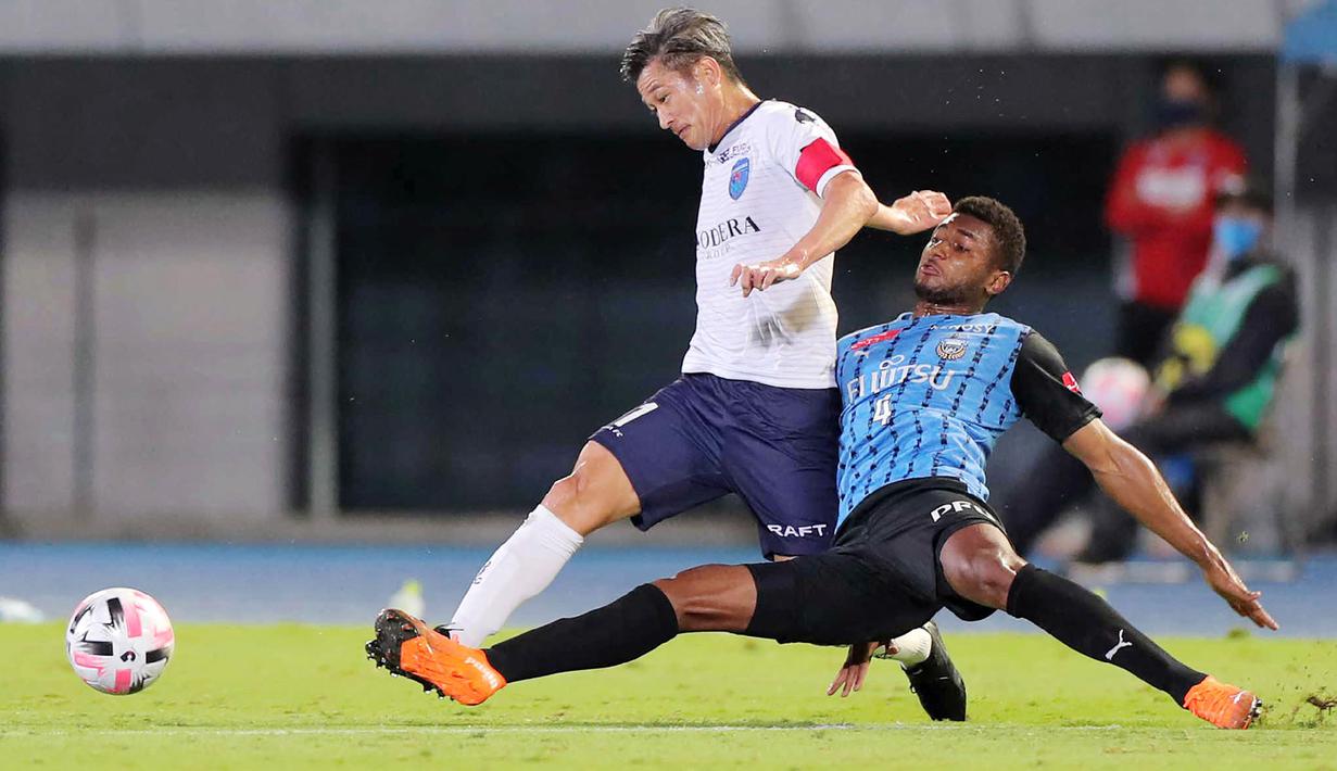 Kazuyoshi Miura (kiri) total bermain bersama 4 klub di J1 League, yaitu Verdy Kawasaki (Tokyo Verdy), Kyoto Purple Sanga, Vissel Kobe dan Yokohama FC. Total dua gelar J1 League diraihnya bersama Verdy Kawasaki pada musim pertama dan kedua J League, 1993 dan 1994. (AFP/JIJI Press)