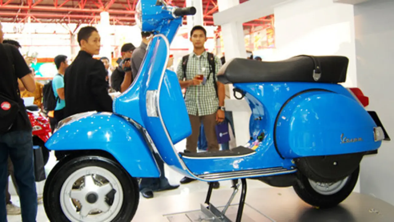Vespa PX 150 (By Nazar Ray)