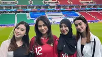 Jelang pertandingan dimulai, Azizah mengganti look-nya dengan jersey Indonesia berwarna merah [@azizahsalsha_]