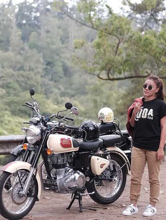 Nama Ayu Permatasari lebih dikenal publik sebagai chef Aiko. Selebirti chef satu ini ternyata memiliki hobi lain selain memasak. Chef Aiko ternyata memiliki kegemaran yang sama dengan sang suami yaitu mengendarai motor gede. (Liputan6.com/IG/@aiko_sarwosri)