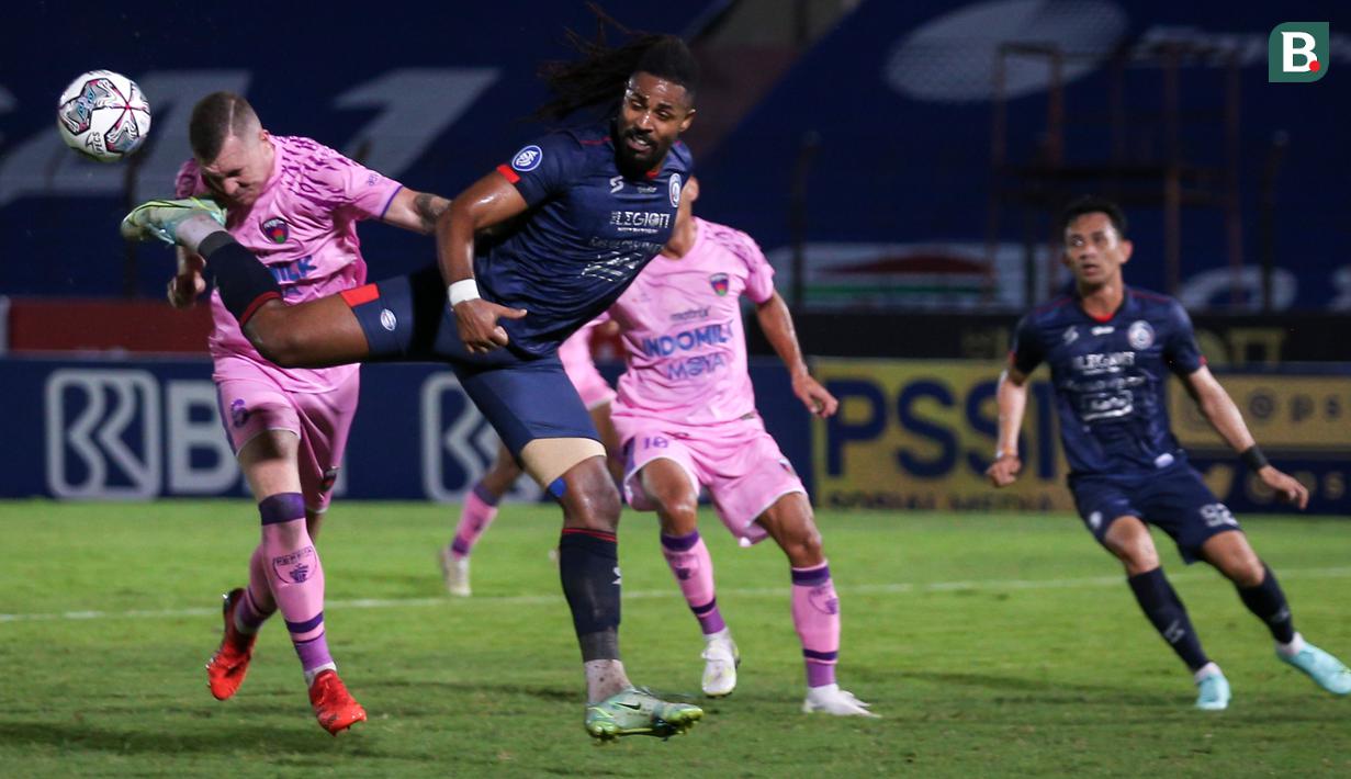 Pemain Persita Tangerang, Carlos Fortes (kanan) berusaha mencetak gol dibayangi oleh pemain Persita Tangerang, Adam Mitter saat laga pekan kesembilan BRI Liga 1 2021/2022 antara Arema FC melawan Persita Tangerang di Stadion Sultan Agung, Bantul, Rabu (27/10/2021). (Bola.com/Bagaskara Lazuardi)