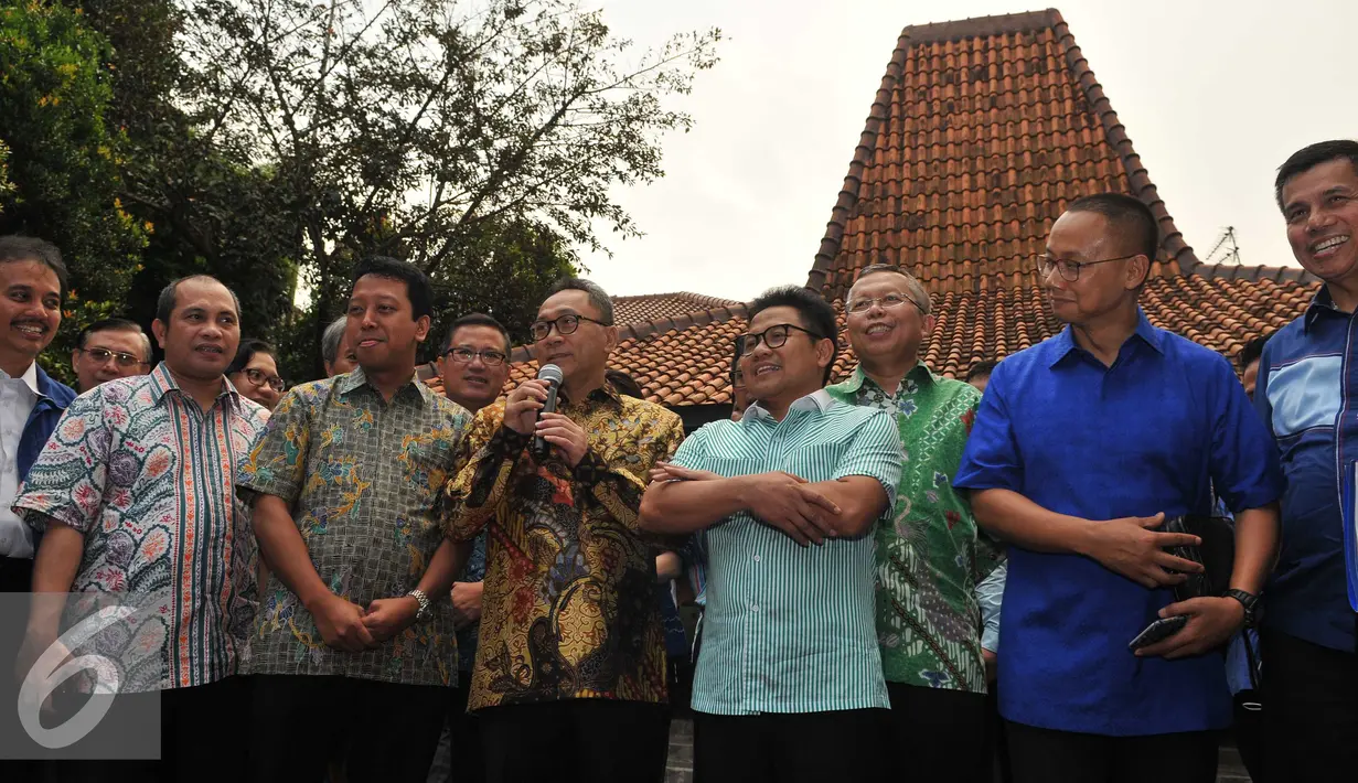 Sejumlah politisi memberikan keterangan pers usai rapat konsolidasi di kediaman SBY di Cikeas, Jawa Barat, Kamis (22/9). Koalisi Poros Cikeas akan mengusung satu pasangan calon pada Pilgub DKI 2017 mendatang. (Liputan6.com/Gempur M Surya)