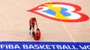Pebasket Spanyol, Sergio Llull (kiri) membangunkan rekannya Victor Claver setelah terjatuh pada laga kedua Grup G Piala Dunia FIBA 2023 melawan Barsil di Indonesia Arena, Senayan, Jakarta, Senin (28/08/2023). Spanyol menang atas Brasil dengan skor 96-78. (Bola.com/Bagaskara Lazuardi)