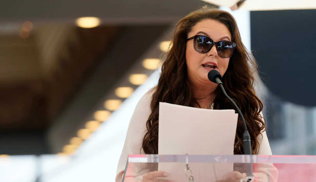 Penyanyi sekaligus aktris Sarah Brightman berbicara kepada orang banyak saat upacara penghargaan bintang untuknya di Hollywood Walk of Fame, Los Angeles, California, Amerika Serikat, 6 Oktober 2022. Sarah Brightman menerima bintang Hollywood Walk of Fame atas kontribusinya pada teater dan pertunjukan. (AP Photo/Chris Pizzello)