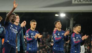 Bukayo Saka (kiri) dan sejumlah pemain Arsenal lainnya menghampiri suporter untuk berterima kasih seusai mengalahkan Fulham pada lanjutan Liga Inggris 2025/2026 di Stadion Craven Cottage, Sabtu (18/10/2025) malam WIB. (AP Photo/Kin Cheung)