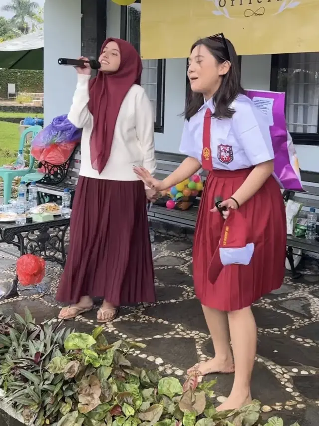 Ziva Magnolya menggenakan seragam SD dipadukan tas. [@zivamagnolya]