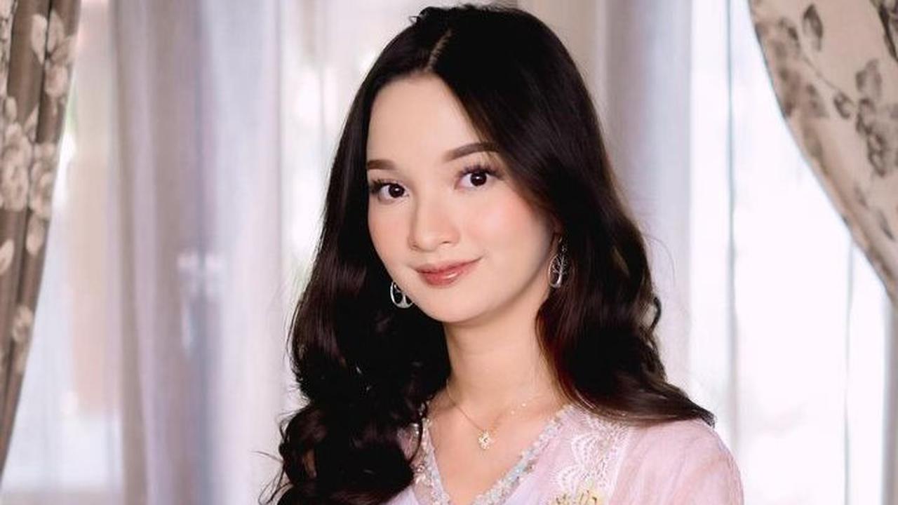 Potret Sabrina Anggraini saat mengabadikan foto di momen kehamilan pertamanya. Sabrina tampak berpose sembari mengelus perutnya.<br>
