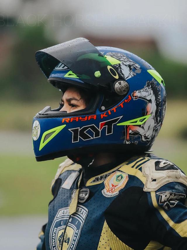 6 Potret Terbaru Raya Kitty Kembali ke Lintasan Balap, Tampil Curi ...