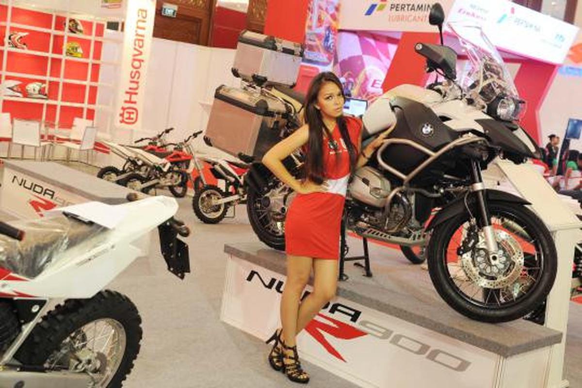 Pose seksi model cantik bareng motor macho