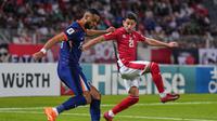 Cody Gakpo dijaga Juan Carlos Corbalan dalam laga kualifikasi Grup G Piala Dunia 2026 antara Malta dan Belanda di Ta' Qali Stadium, 10 Oktober 2025. (AP Photo/Matthias Brancaleone)