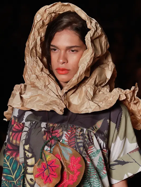 Seorang model mengenakan kertas cokelat atau yang biasa disebut kertas pembungkus saat membawakan rancangan karya Ronaldo Fraga dalam Sao Paulo Fashion Week di Brasil (26/4). (AP Photo / Andre Penner)