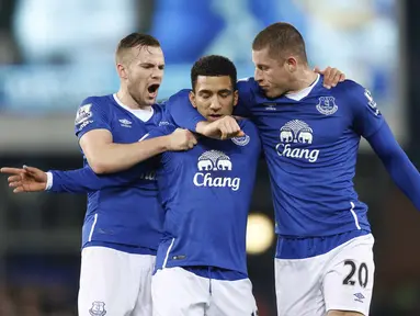 Pemain Everton, Aaron Lennon merayakan golnya bersama Ross Barkley dan Tom Cleverley pada lanjutan liga Premier Inggris di Stadion Goodison Park, Senin (4/1//2016) dini hari WIB. (Reuters/Carl Recine)