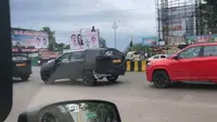 Jeep Grand Cherokee L kedapatan tengah diuji coba di India (Cardekho)