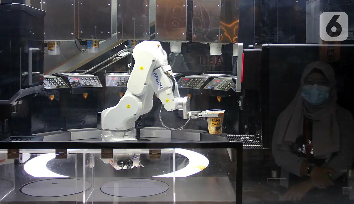 Robot barista membuat minuman pesanan pelanggan di Family Mart, Grand Indonesia East Mall, Jakarta, Senin (10/1/2022). Robot barista mampu membuat aneka minuman produk FamilyMart seperti Kopi Susu Keluarga, Dolce Latte, Premium Chocolate, dan Green Tea. (merdeka.com/Arie Basuki)