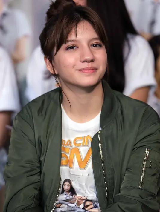 Hari Raya Natal sebentar lagi tiba. Banyak umat Kristiani yang sudah menghias pohon Natal dalam rumahnya. Begitu juga dengan Cassandra Lee. (Deki Prayoga/Bintang.com)