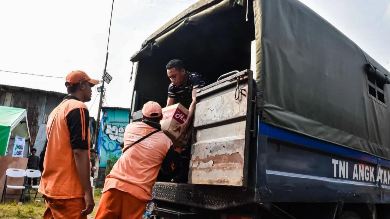 FOTO: TNI AL Bangun Posko Pengungsian bagi Korban Kebakaran di Kemayoran