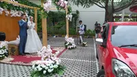 Penampakan prosesi pernikahan drive thru di Hotel Metland Cirebon. Foto (Liputan6.com / Panji Prayitno)