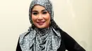 Meski berhijab Ibu satu anak ini tetap tampil trendi dengan hijab yang dikenakannya. Jakarta (17/6/14) (Liputan6.com/Panji Diksana)