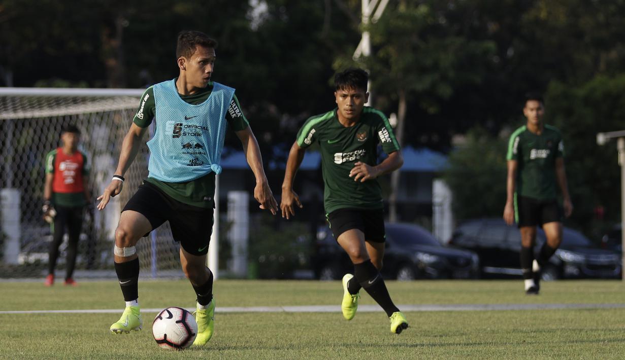 Pemain Timnas Indonesia U-22, Egy Maulana, mengontrol bola saat latihan di Lapangan G, Senayan, Jakarta, Sabtu (5/10). Latihan ini merupakan persiapan menjelang SEA Games 2019. (Bola.com/Yoppy Renato)
