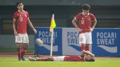 Marselino Ferdinan tergeletak sambil mengeram kesakitan di dekat tepi lapangan setelah berusaha melakukan back-heel saat Timnas Indonesia U-19 melawan Thailand di laga lanjutan Grup A Piala AFF U-19 2022. (Bola.com/Bagaskara Lazuardi)